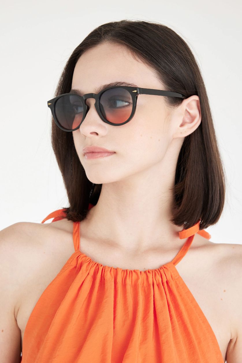 Woman Blue Woman Round Sunglasses