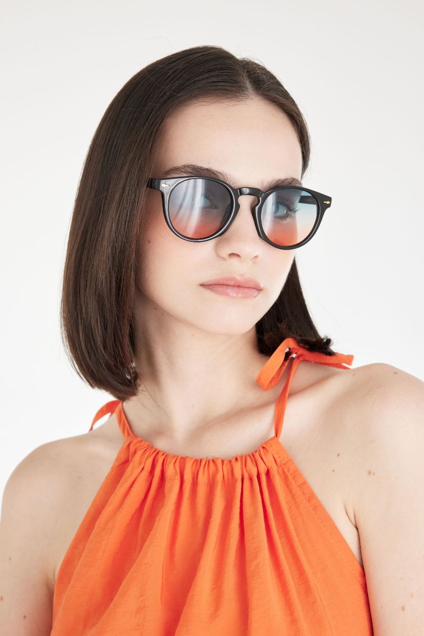 Woman Blue Woman Round Sunglasses