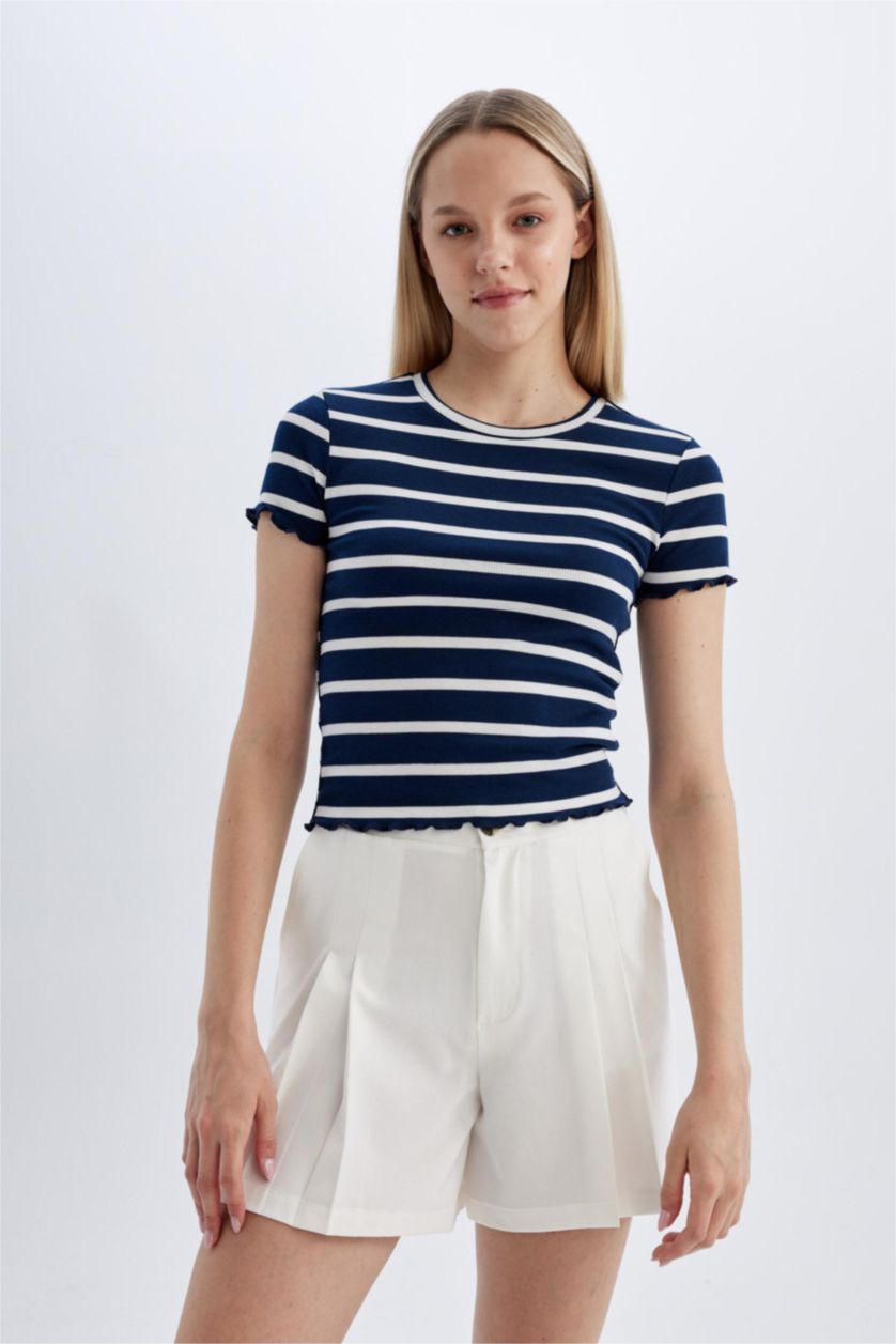 Woman White Regular Fit High Waist Shorts