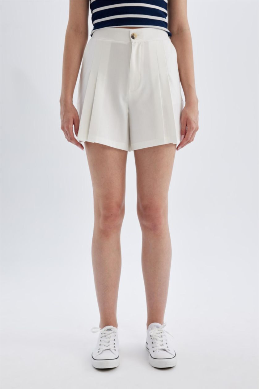 Woman White Regular Fit High Waist Shorts