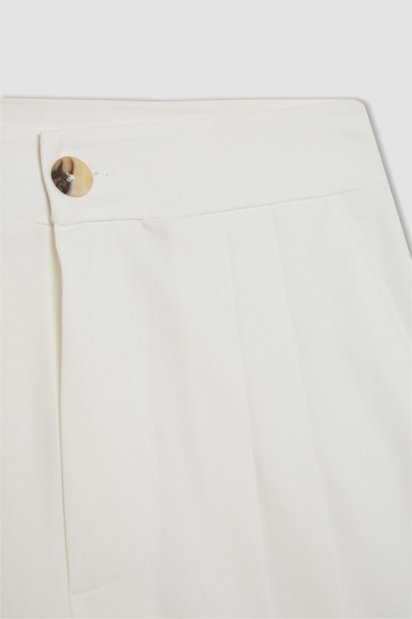 Woman White Regular Fit High Waist Shorts