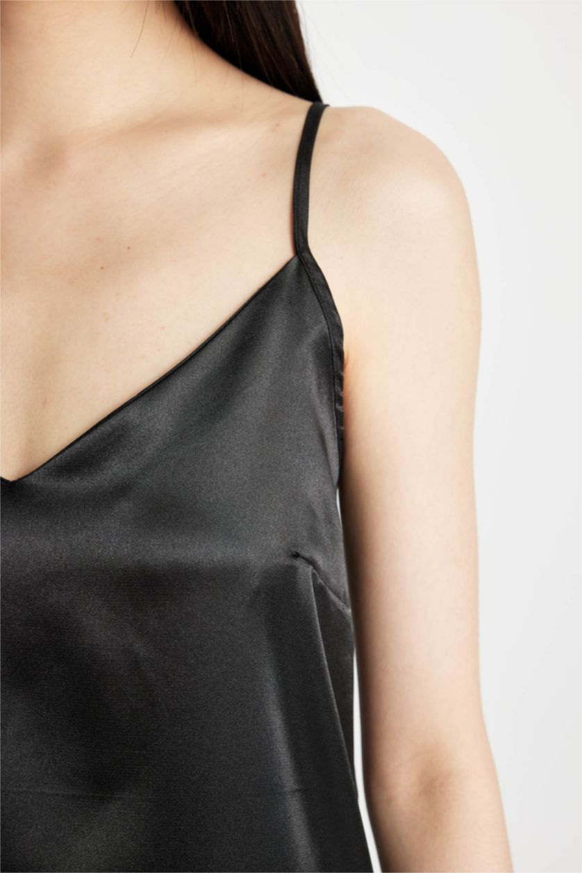 Kadın Siyah Regular Fit V Yaka Saten Askılı Gecelik