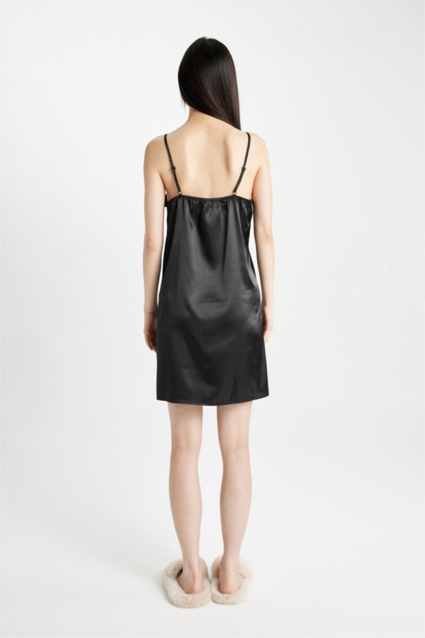 Kadın Siyah Regular Fit V Yaka Saten Askılı Gecelik