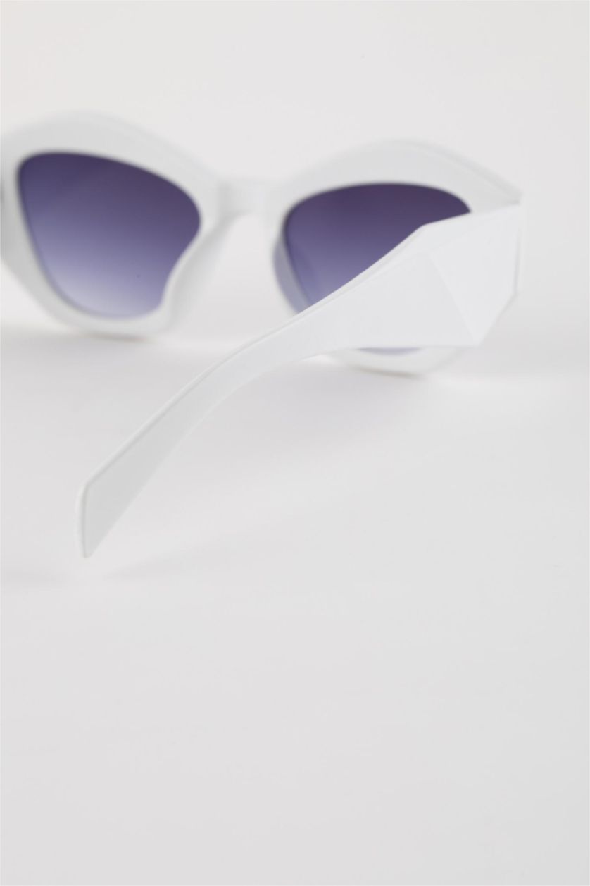 Kadın Kırık Beyaz Kadın Kedi Gözü Güneş Gözlüğü