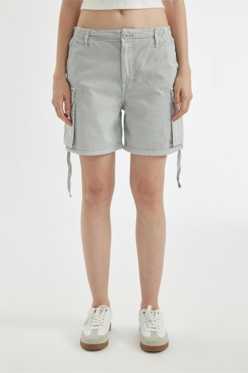 Kadın Açık Gri Regular Fit Normal Bel Kısa Paça Gabardin Şort