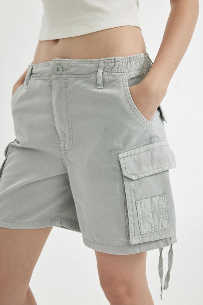 Kadın Açık Gri Regular Fit Normal Bel Kısa Paça Gabardin Şort