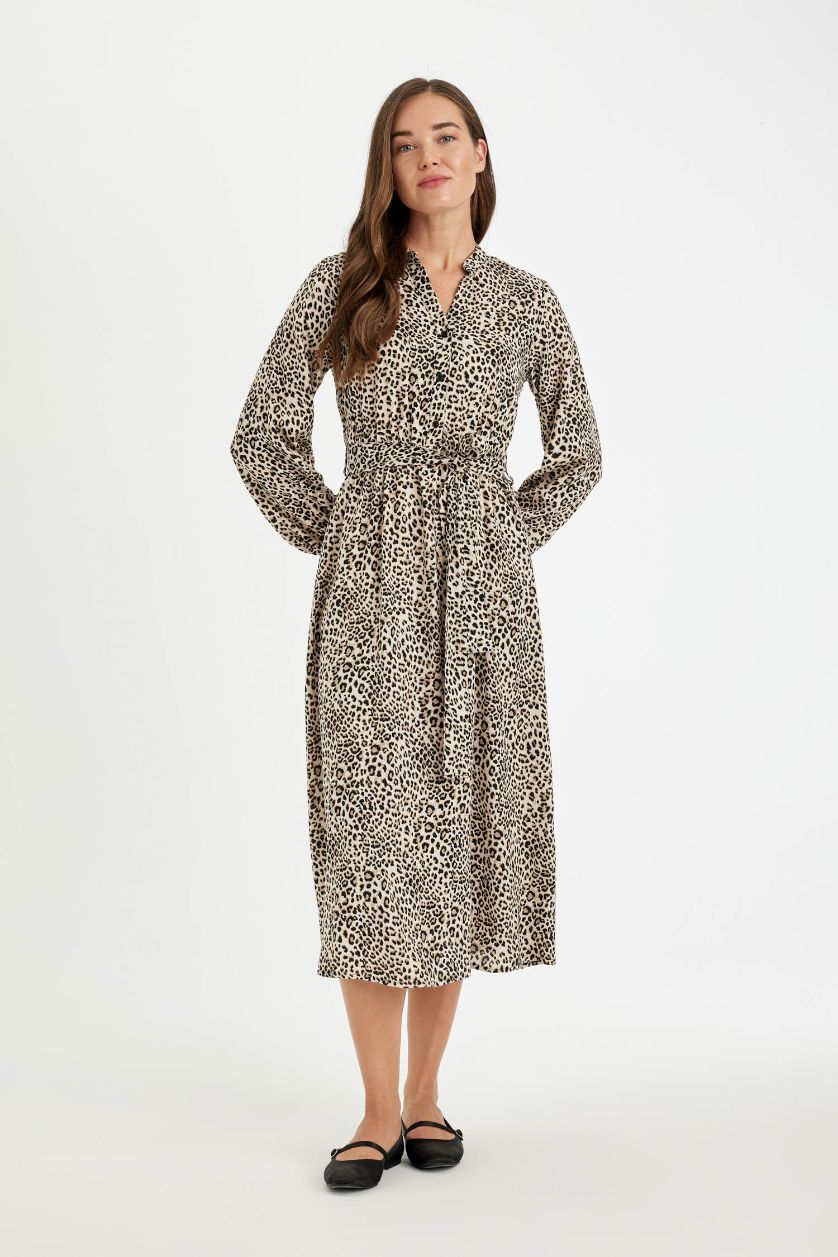 FEMME Beige Robe maxi en viscose à col en V avec imprimé léopard, à boutons et ceinturée
