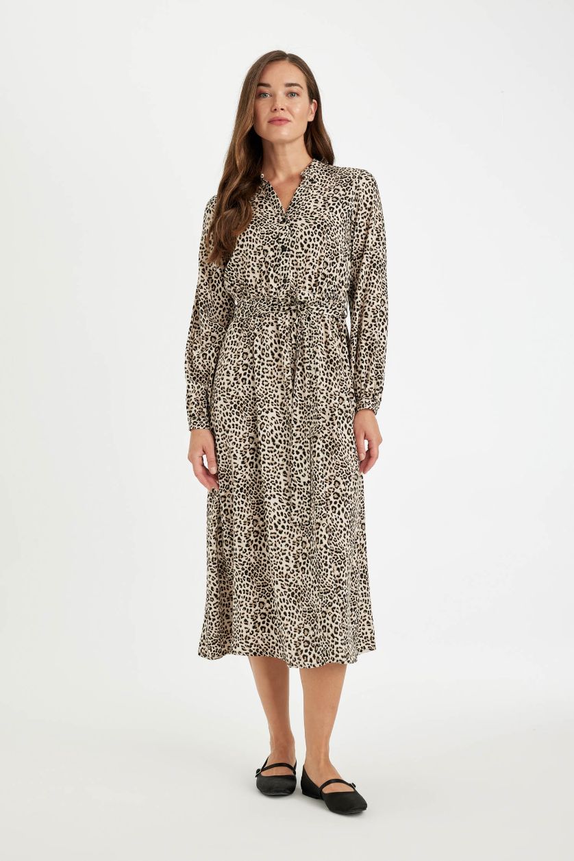 FEMME Beige Robe maxi en viscose à col en V avec imprimé léopard, à boutons et ceinturée