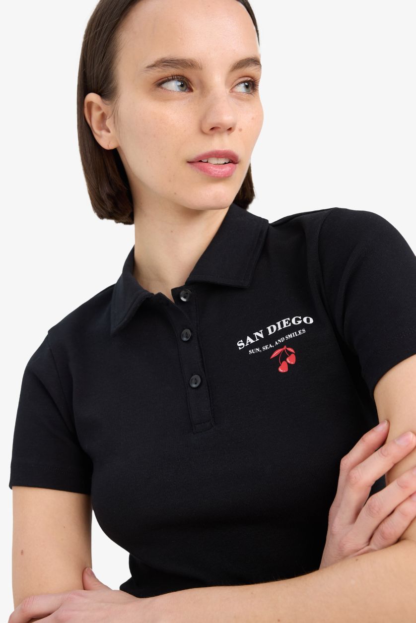 Kadın Siyah Fitted Polo Yaka Baskılı Ribana Kısa Kollu Siyah Tişört