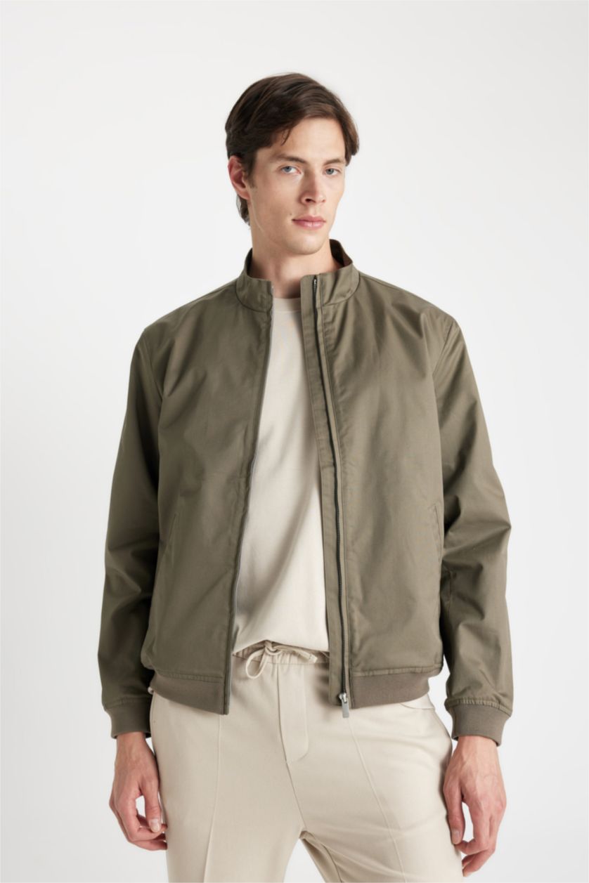 رجالي كاكي جاكيت خفيف سليم فيت بياقة عالية وتر برووف بجيوب بسوسته