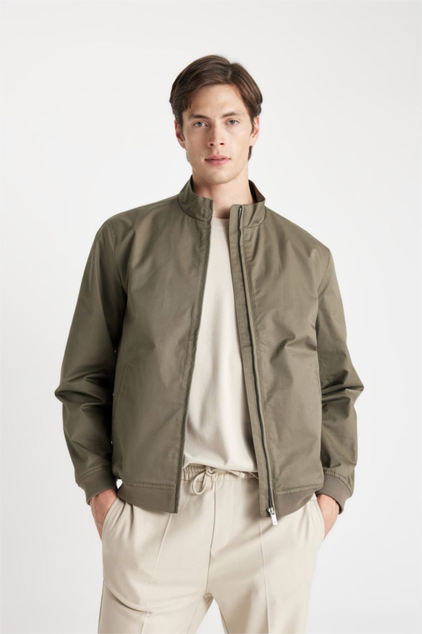 رجالي كاكي جاكيت خفيف سليم فيت بياقة عالية وتر برووف بجيوب بسوسته