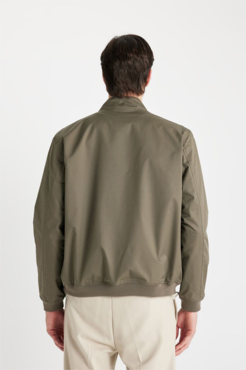 رجالي كاكي جاكيت خفيف سليم فيت بياقة عالية وتر برووف بجيوب بسوسته