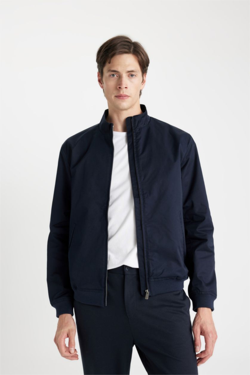 رجالي كحلي جاكيت خفيف سليم فيت بياقة عالية وتر برووف بجيوب بسوسته