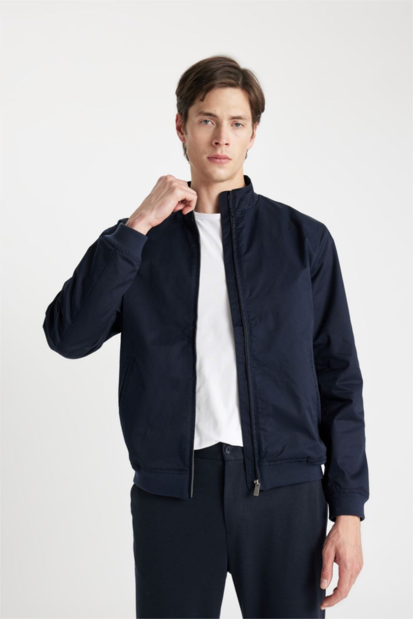 رجالي كحلي جاكيت خفيف سليم فيت بياقة عالية وتر برووف بجيوب بسوسته