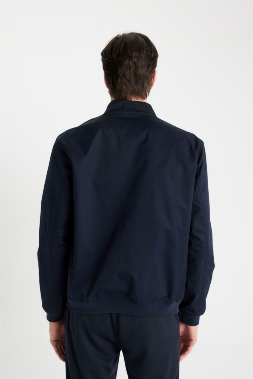 رجالي كحلي جاكيت خفيف سليم فيت بياقة عالية وتر برووف بجيوب بسوسته