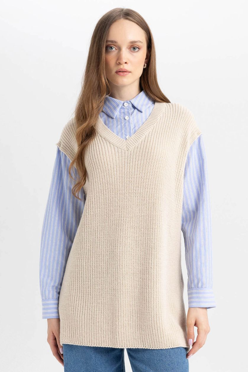 Kadın Bej Regular Fit V Yaka Yandan Yırtmaçlı Triko Süveter Tunik