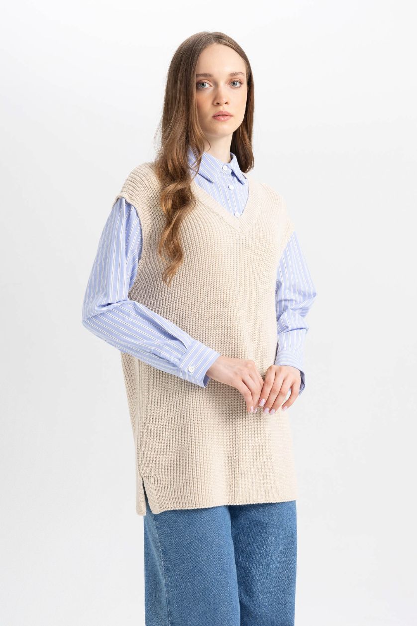 Kadın Bej Regular Fit V Yaka Yandan Yırtmaçlı Triko Süveter Tunik