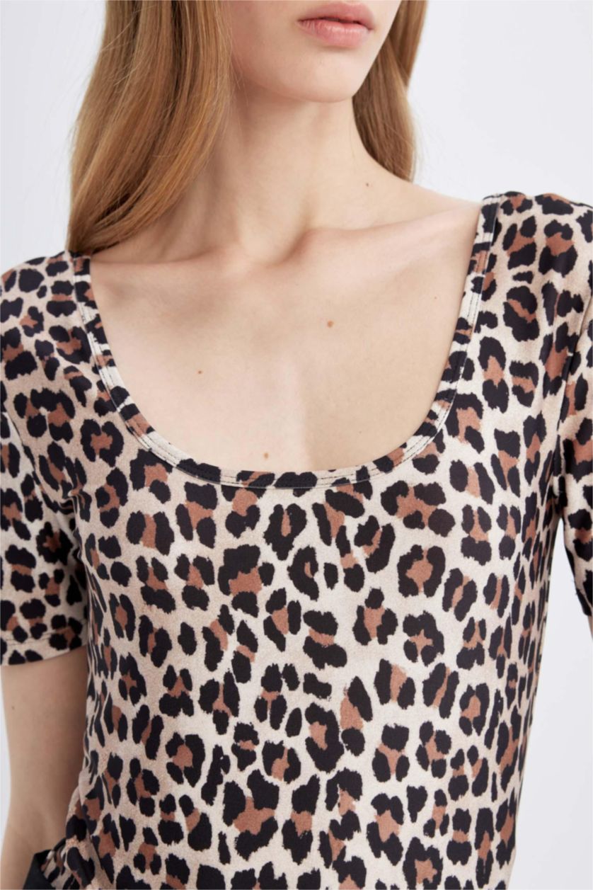 نساء بيج فاتح تيشيرت اوفر جلد النمر سليم فيت برقبة مدورة