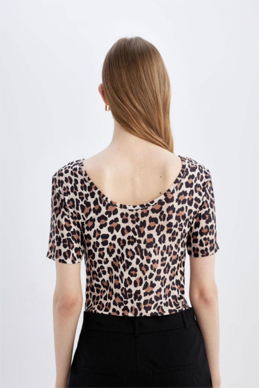 نساء بيج فاتح تيشيرت اوفر جلد النمر سليم فيت برقبة مدورة