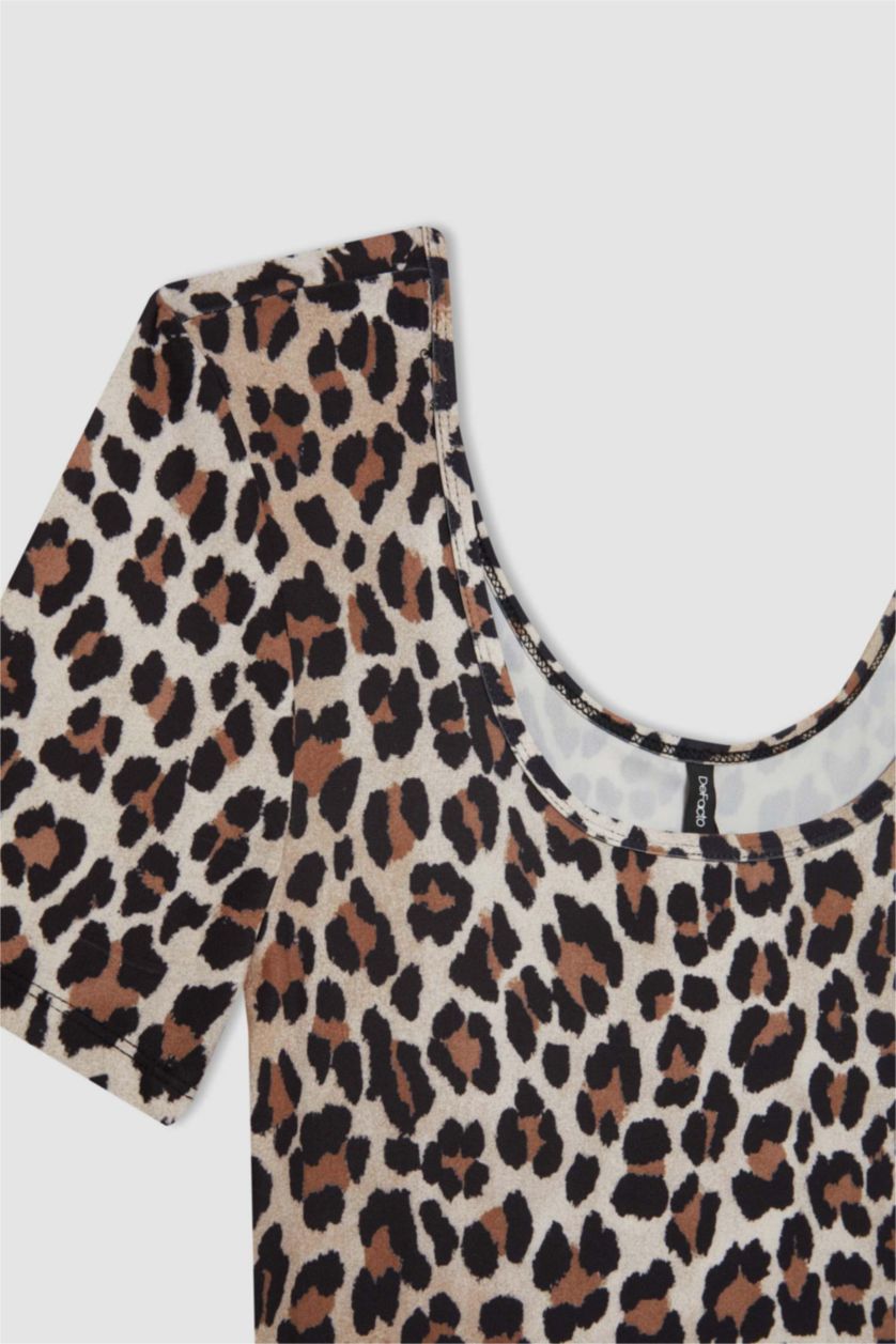 نساء بيج فاتح تيشيرت اوفر جلد النمر سليم فيت برقبة مدورة