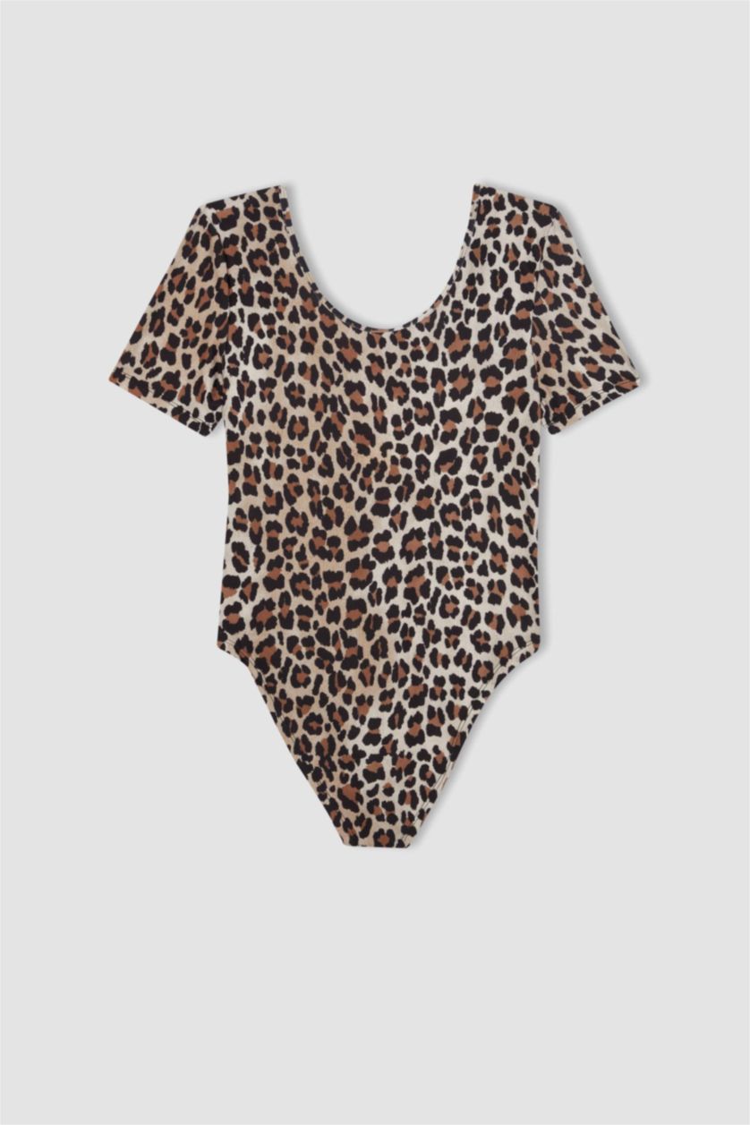 نساء بيج فاتح تيشيرت اوفر جلد النمر سليم فيت برقبة مدورة