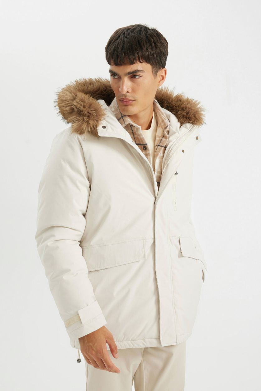 Erkek Ekru Regular Fit Kapüşonlu Fermuarlı Cepli Kürklü Mont Parka