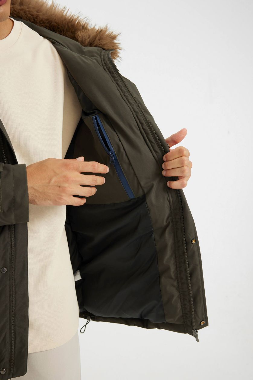 Erkek Koyu Haki Regular Fit Kapüşonlu Fermuarlı Cepli Kürklü Mont Parka
