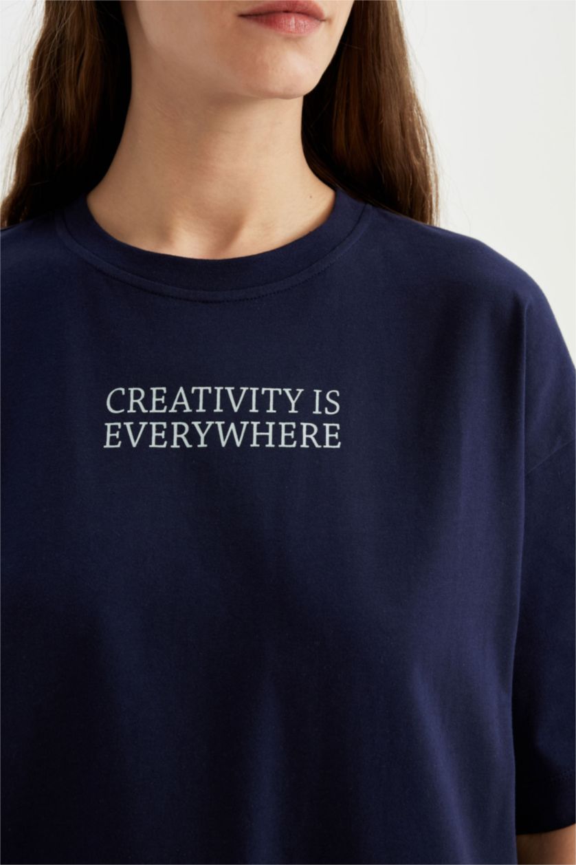 نساء كحلي تيشيرت نص كم بطبعة شعار واسع برقبة مستديرة