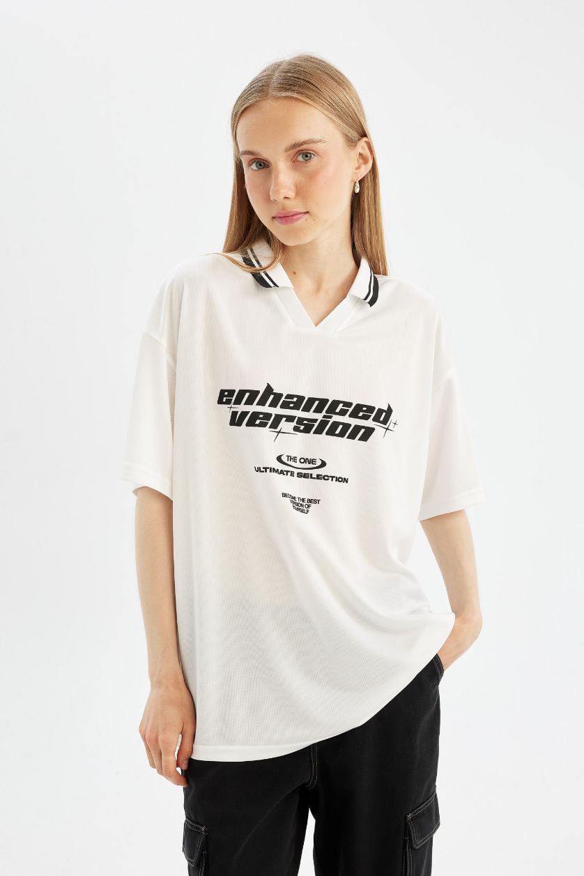 Kadın Beyaz Oversıze Polo Yaka Baskılı Kısa Kollu Tişört