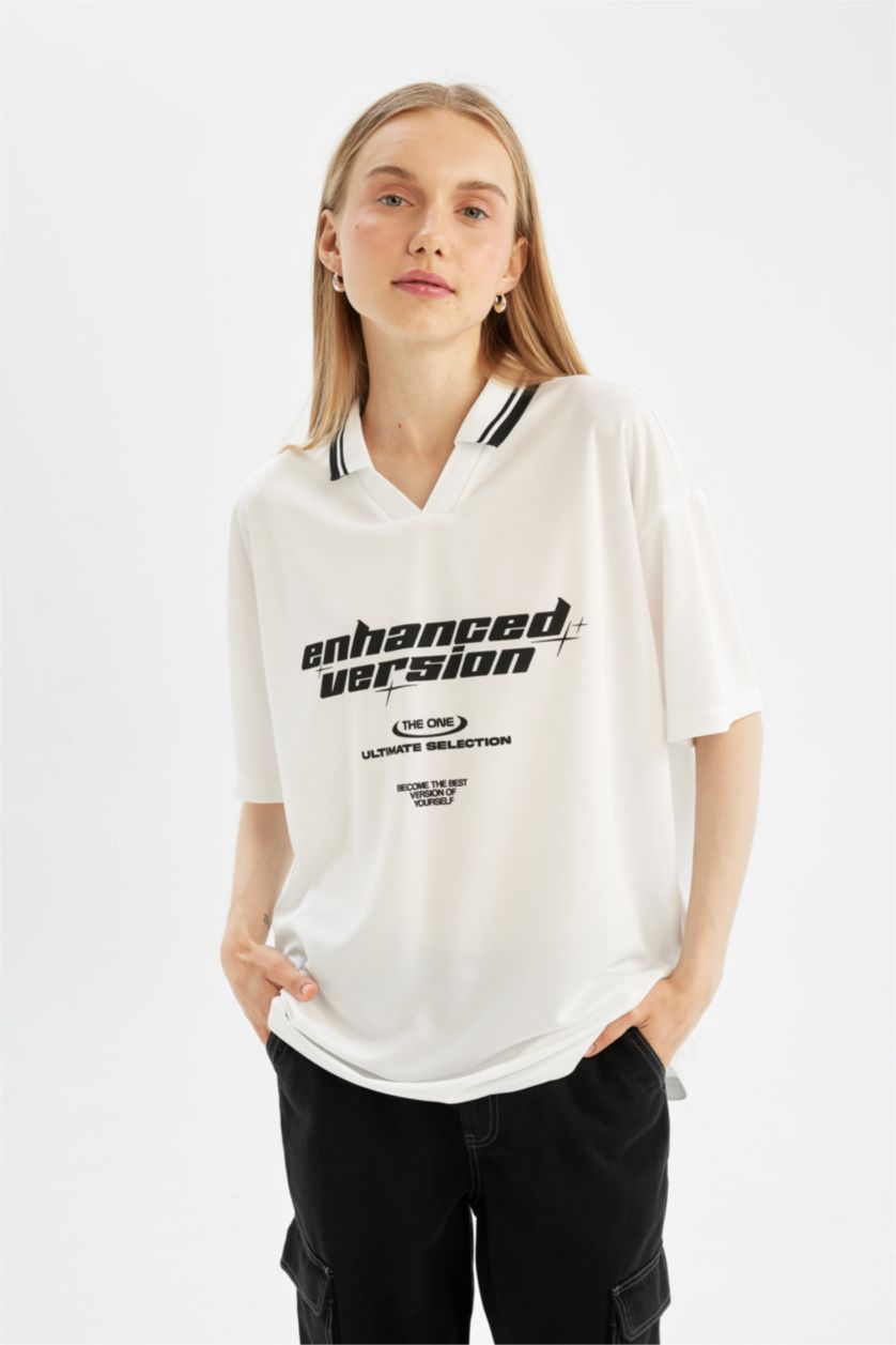 Kadın Beyaz Oversıze Polo Yaka Baskılı Kısa Kollu Tişört