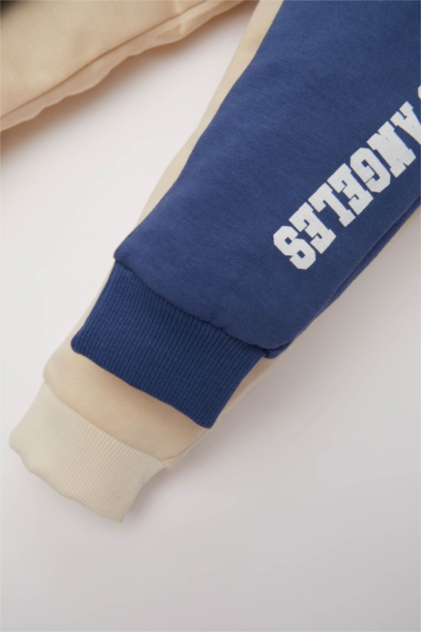 طفل صغير بيج بنطلون بيبي برسمة مدينة قماش رقيق قصة عادية - قطعتين