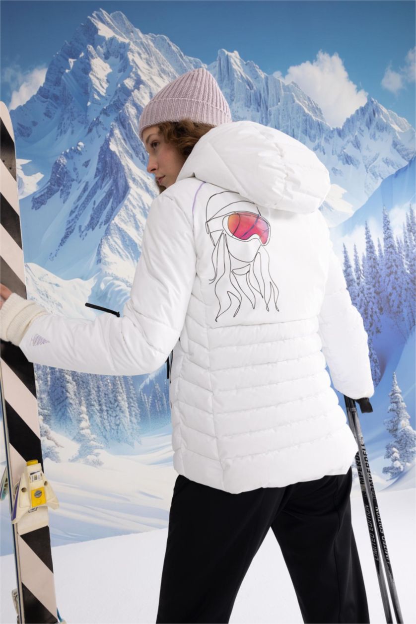 Kadın Beyaz Kayak Montu Su İtici Rüzgar Geçirmez Kapüşonlu Sırt Baskılı Fermuarlı Ultra Korumalı