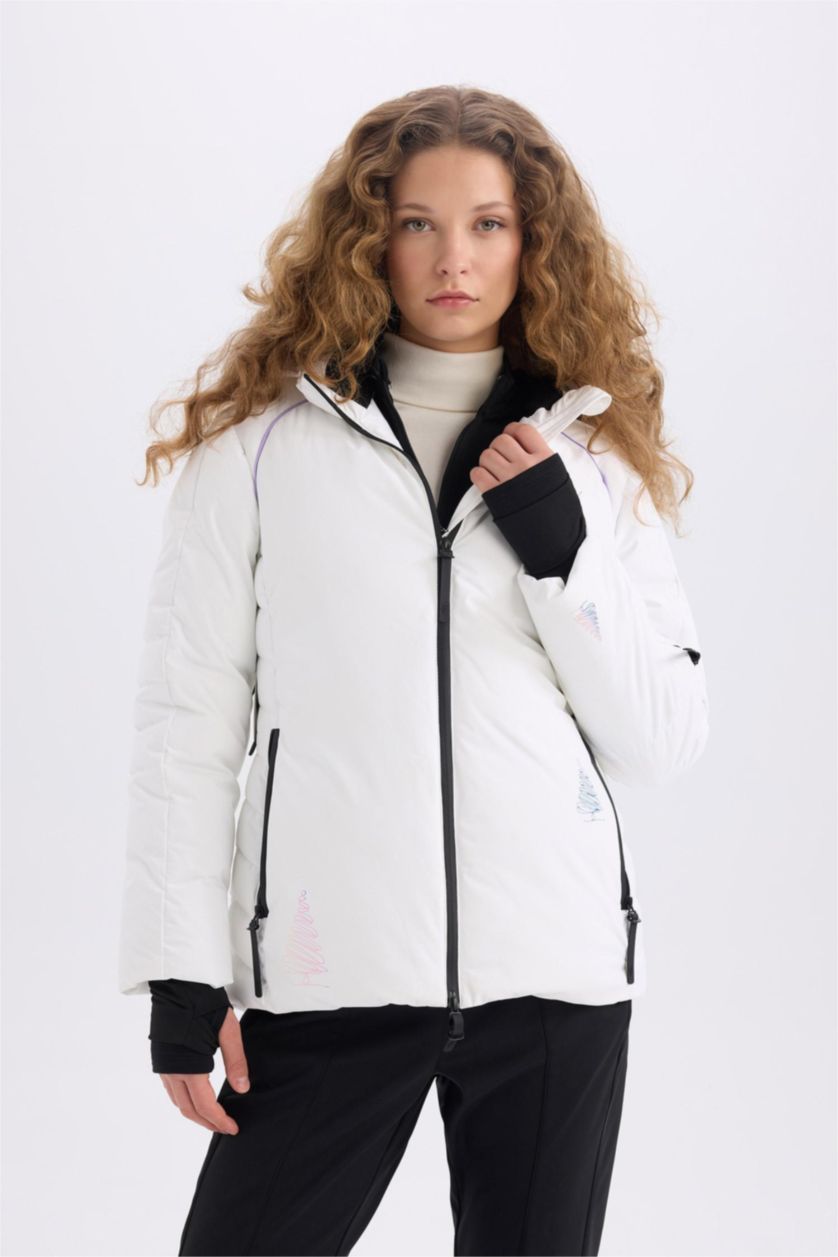 Kadın Beyaz Kayak Montu Su İtici Rüzgar Geçirmez Kapüşonlu Sırt Baskılı Fermuarlı Ultra Korumalı