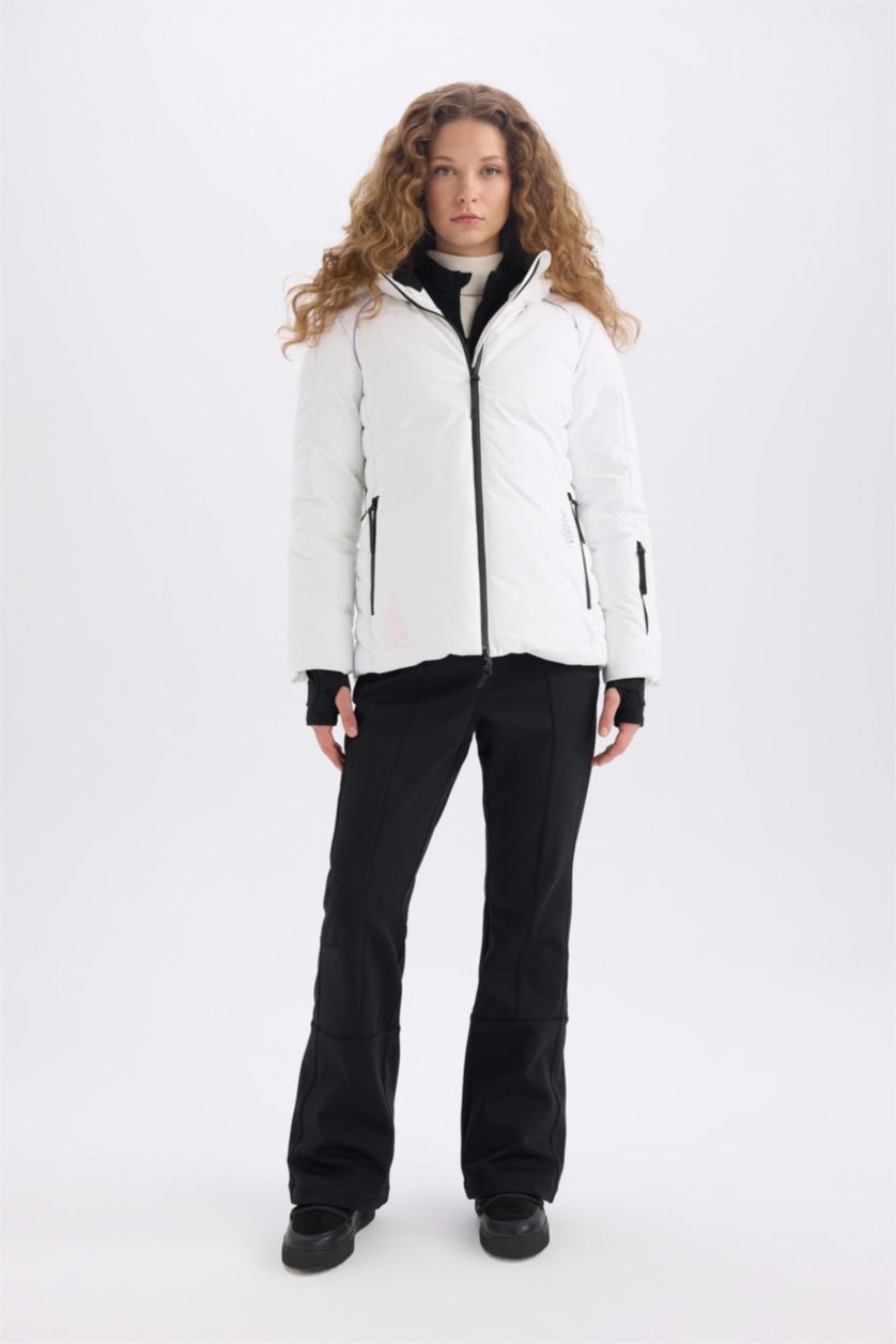Kadın Beyaz Kayak Montu Su İtici Rüzgar Geçirmez Kapüşonlu Sırt Baskılı Fermuarlı Ultra Korumalı