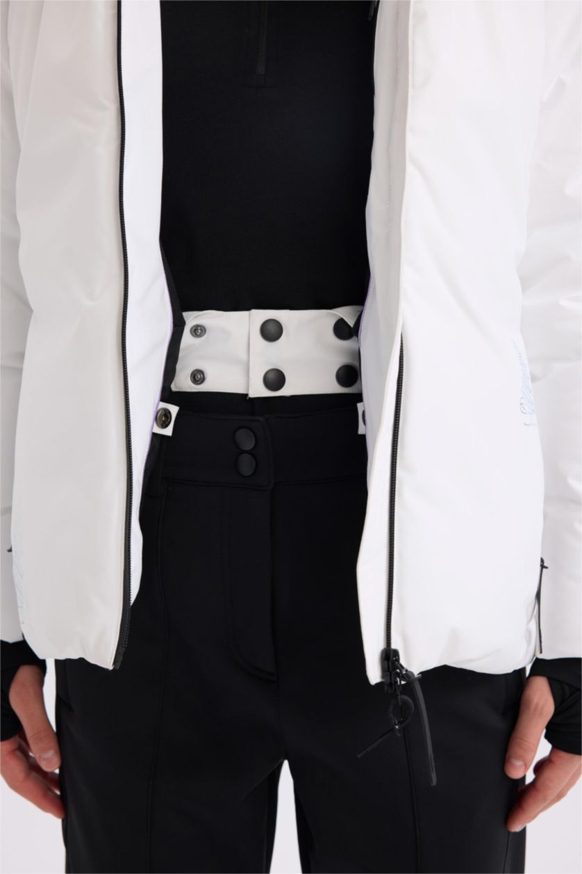 Kadın Beyaz Kayak Montu Su İtici Rüzgar Geçirmez Kapüşonlu Sırt Baskılı Fermuarlı Ultra Korumalı