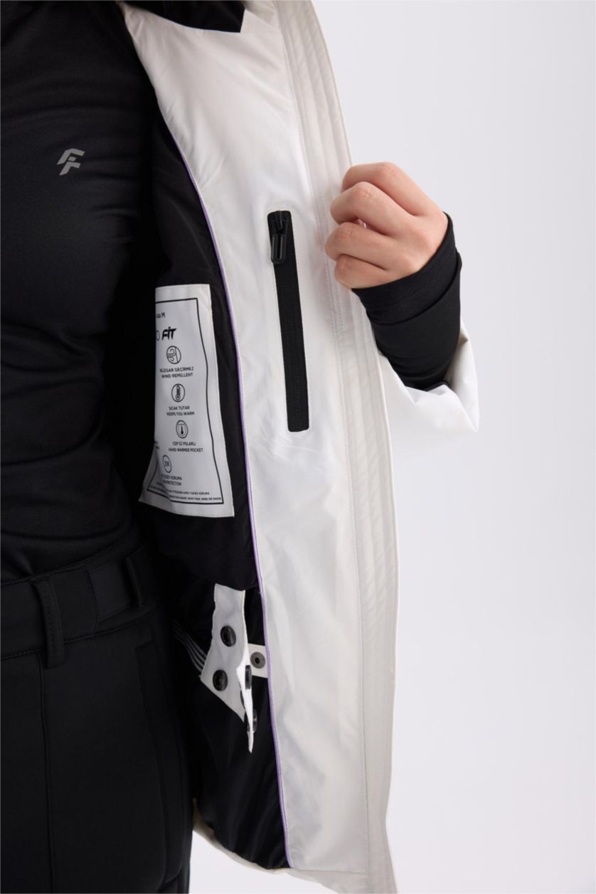 Kadın Beyaz Kayak Montu Su İtici Rüzgar Geçirmez Kapüşonlu Sırt Baskılı Fermuarlı Ultra Korumalı