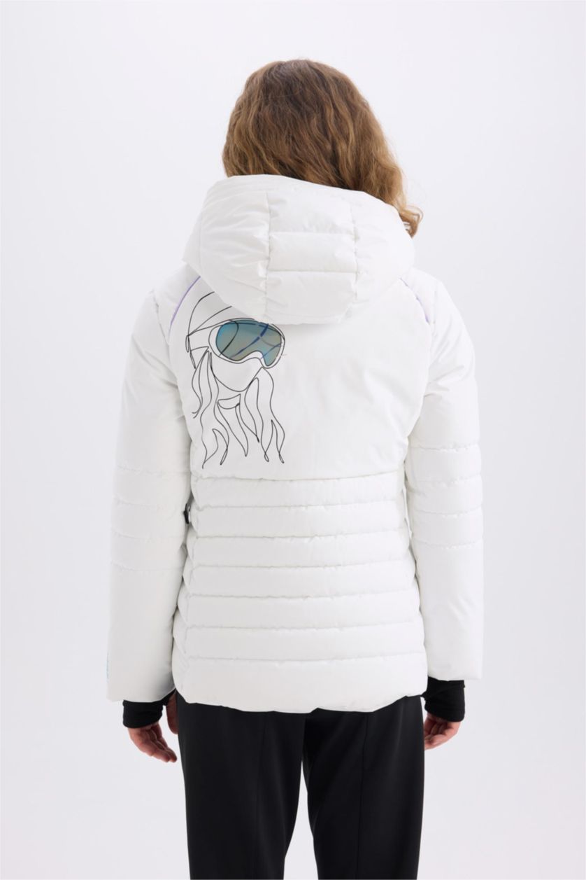 Kadın Beyaz Kayak Montu Su İtici Rüzgar Geçirmez Kapüşonlu Sırt Baskılı Fermuarlı Ultra Korumalı