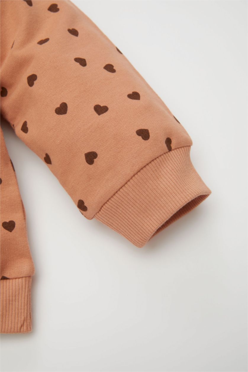 طفلة صغيرة بني فاتح سيت بناتي قماش رقيق بطبعة قلب - قطعتين