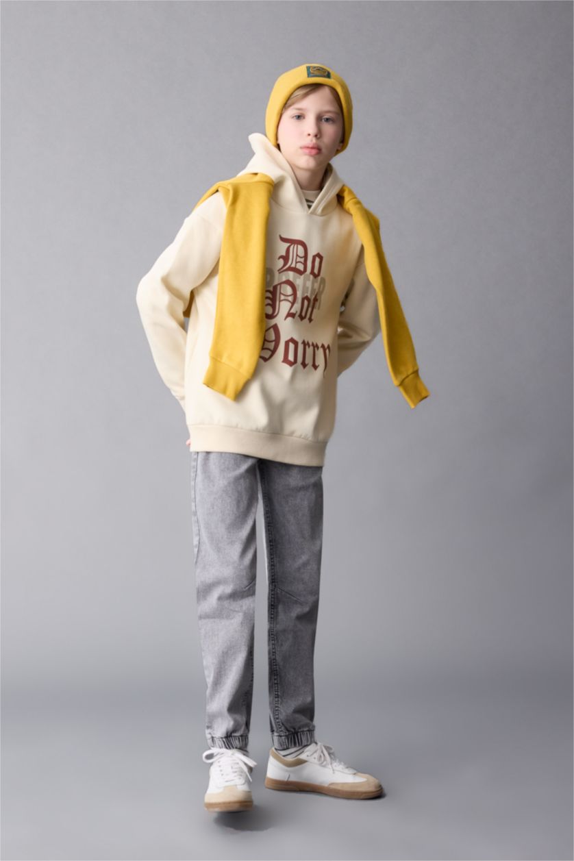 أولاد اللون الرملي سويت شيرت ولادي واسع ثقيل بغطاء للرأس وطبعة حروف