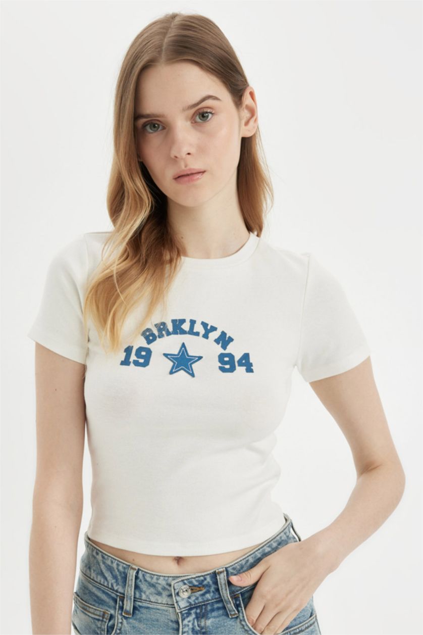 نساء اوف وايت تيشيرت نص كم مضلع سليم فيت برقبة مستديرة