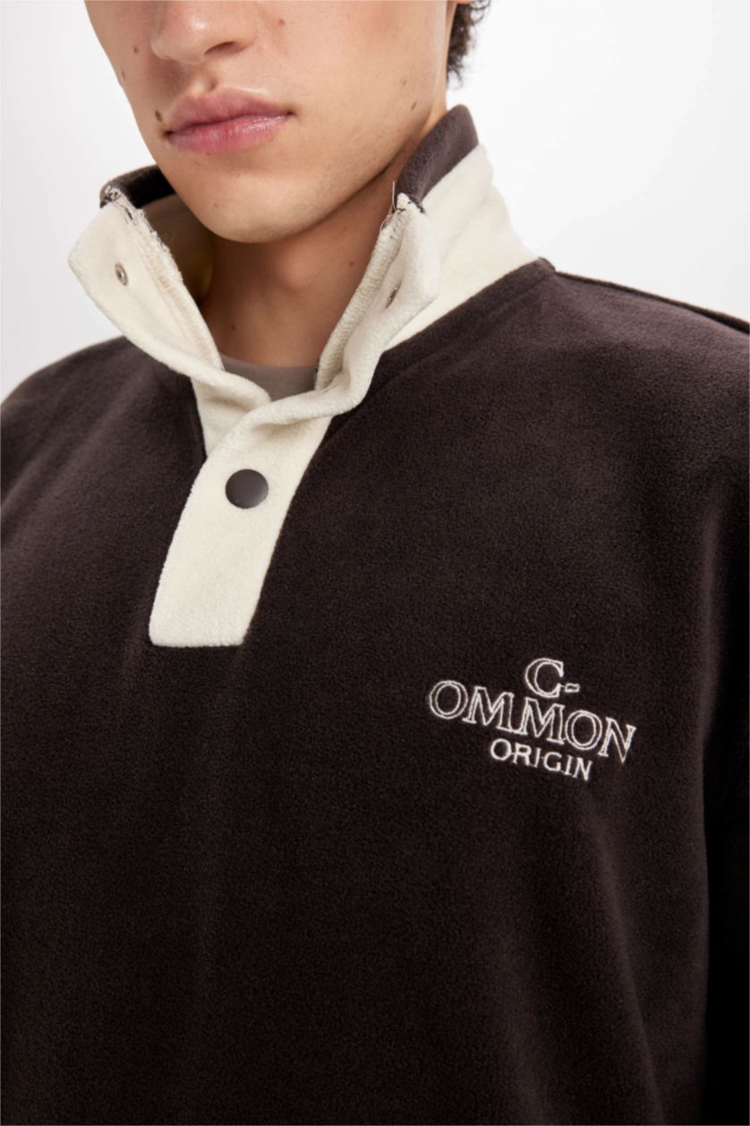 Erkek Kahve Boxy Fit Çıtçıtlı Dik Yaka Nakışlı Polar Sweatshirt