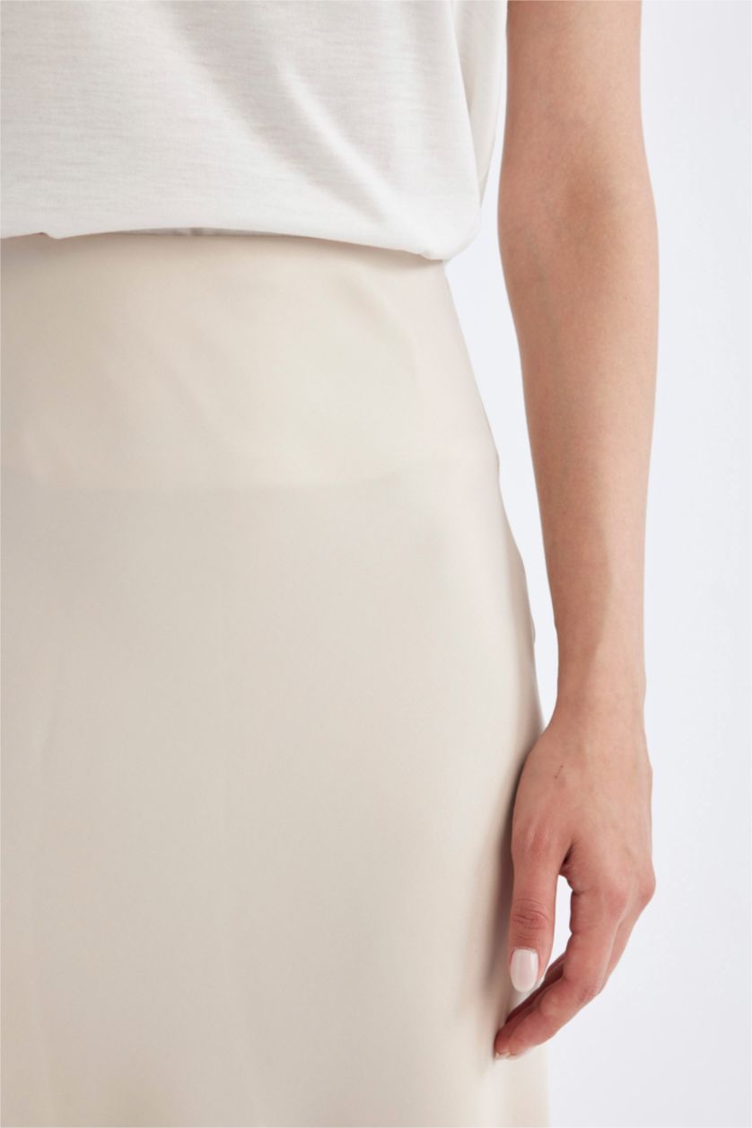 FEMME Beige Jupe longue en satin à coupe évasée