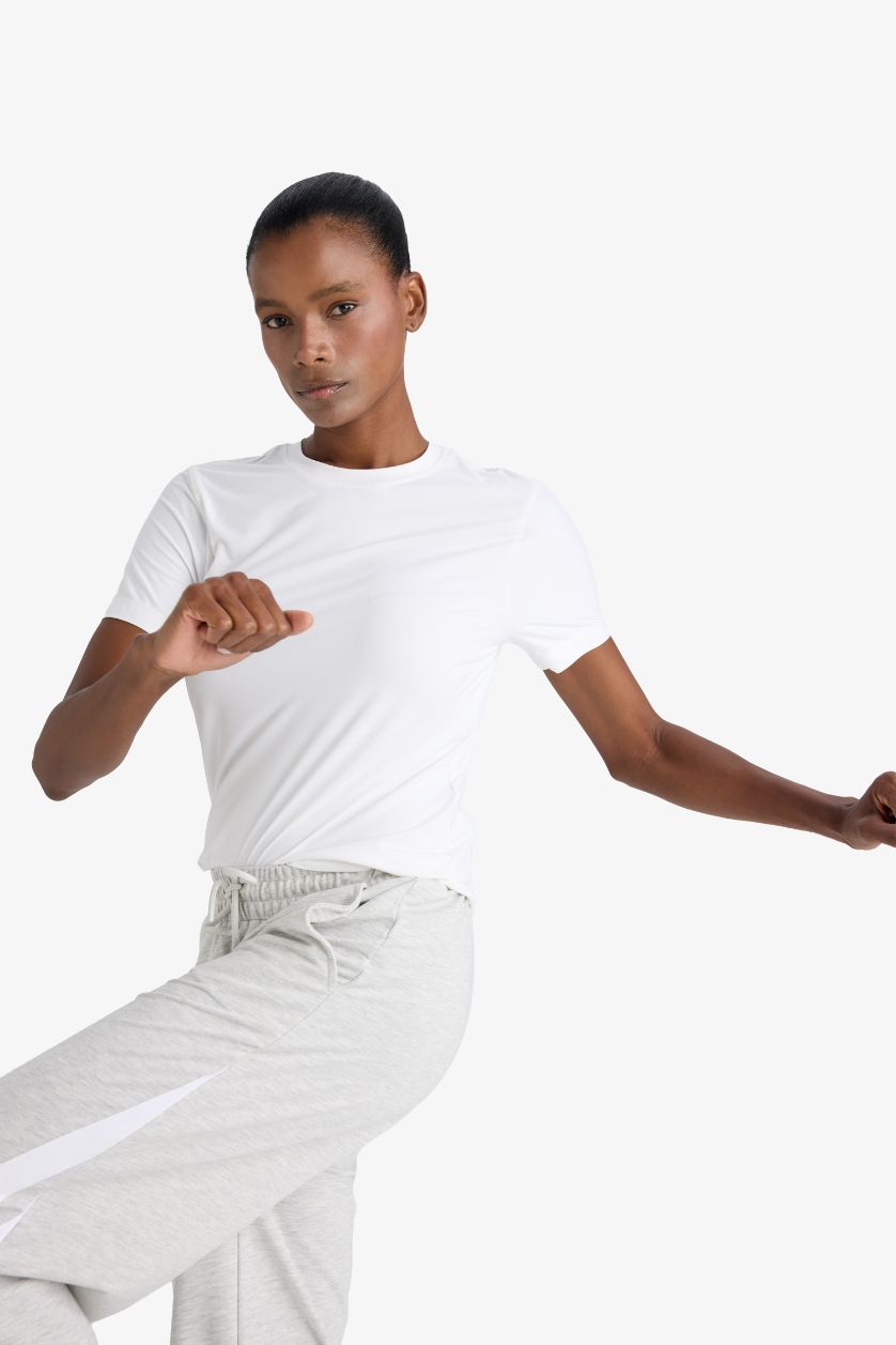 Kadın Beyaz Standart Fit Bisiklet Yaka Sporcu Basic Düz Kısa Kollu Beyaz Tişört