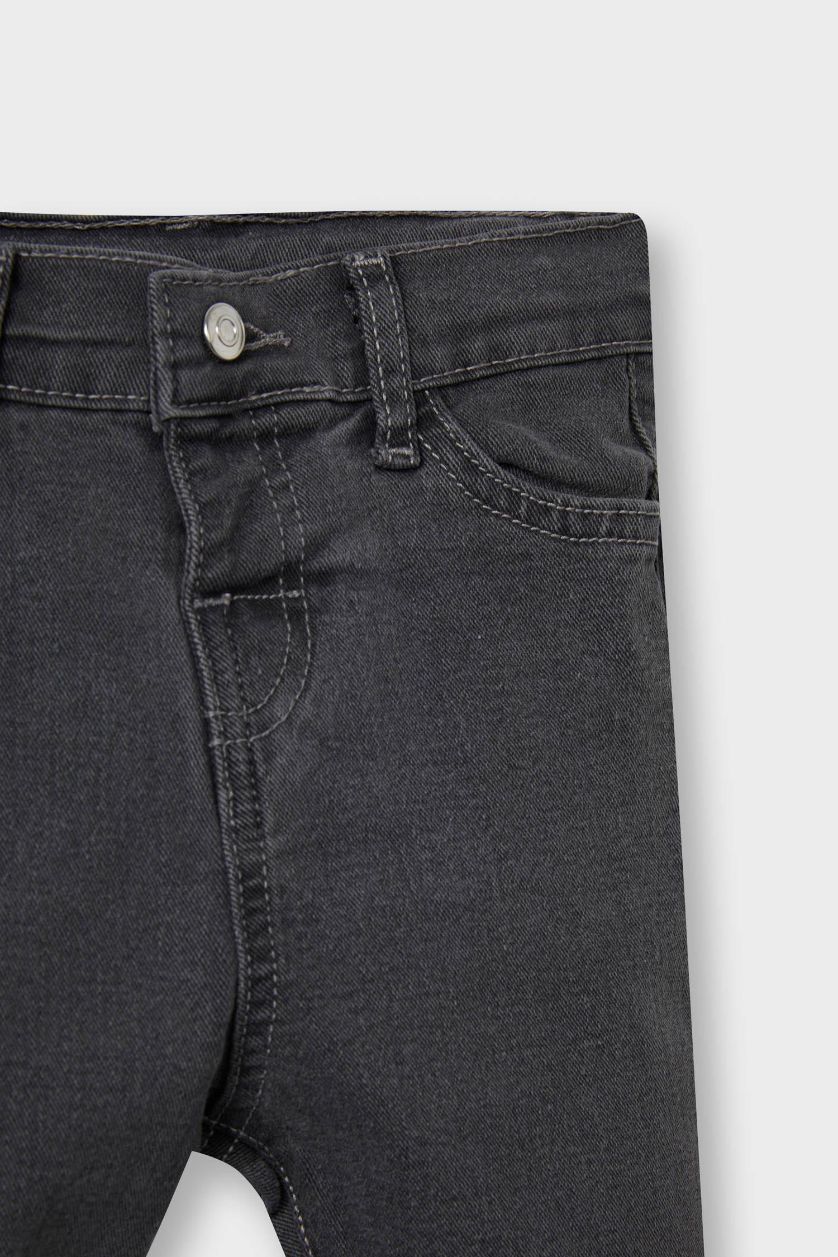 طفل صغير أنثرا بنطرون جينز بيبي ولادي قصة عادية