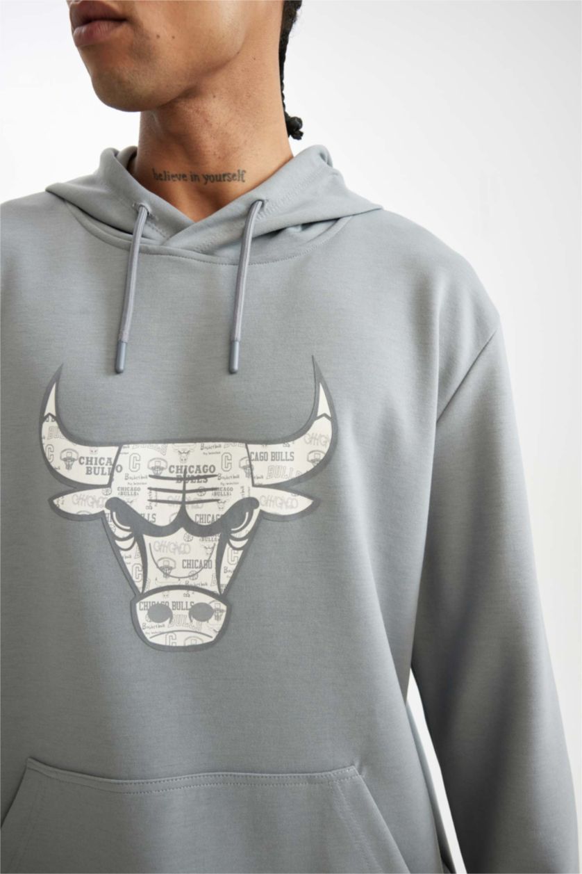 Erkek Gri NBA Chicago Bulls Standart Fit Kapüşonlu Skuba Dalgıç Kumaş Sweatshirt