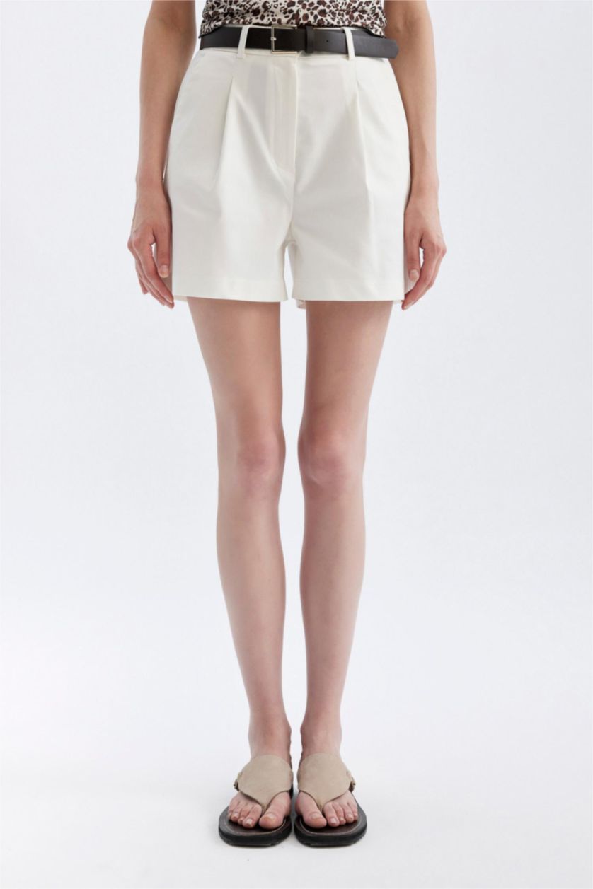 حريمي بيج فاتح شورت قصير تشينو بخصر عالي