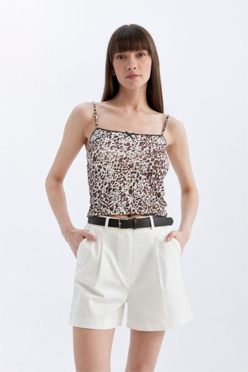 حريمي بيج فاتح شورت قصير تشينو بخصر عالي