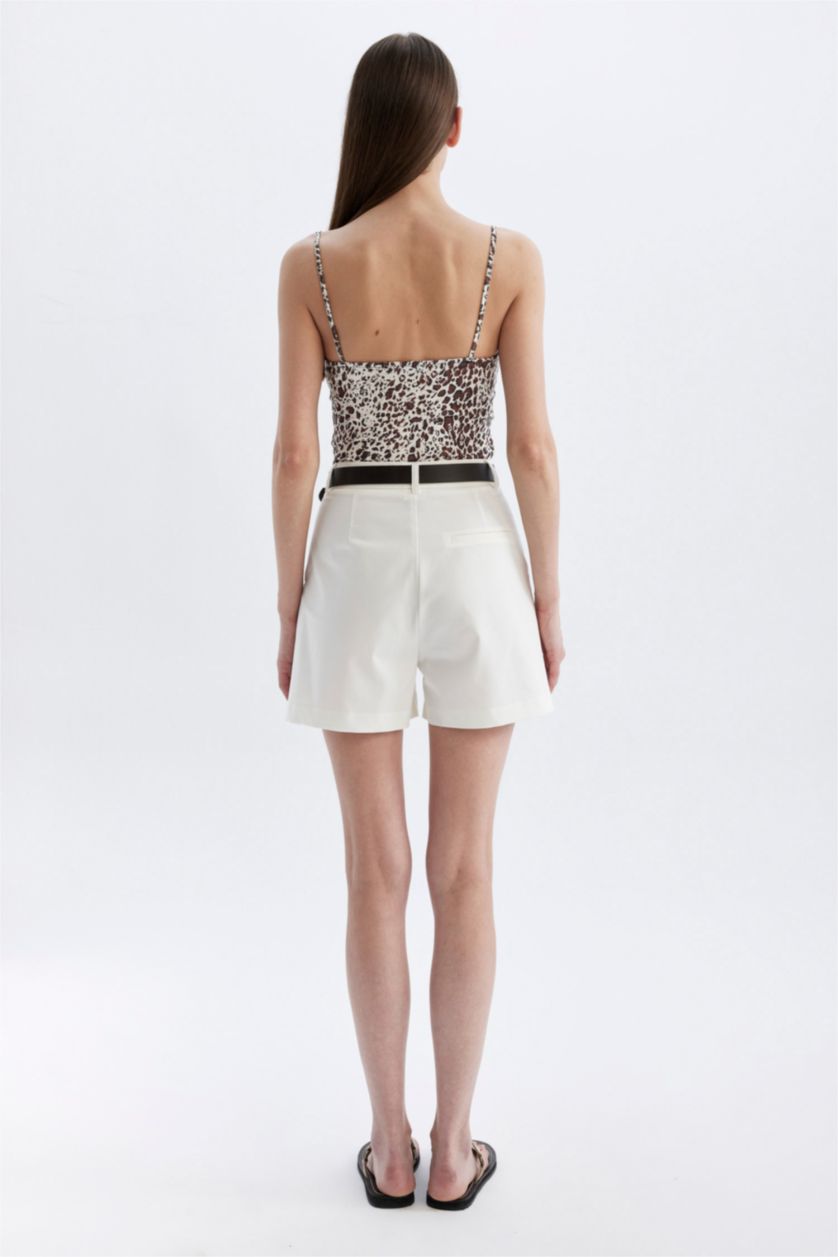 حريمي بيج فاتح شورت قصير تشينو بخصر عالي