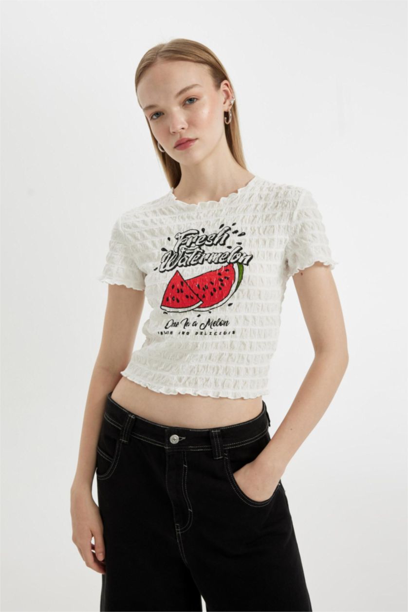 Kadın Kırık Beyaz Fıtted Bisiklet Yaka Baskılı Bubble Kısa Kollu Tişört