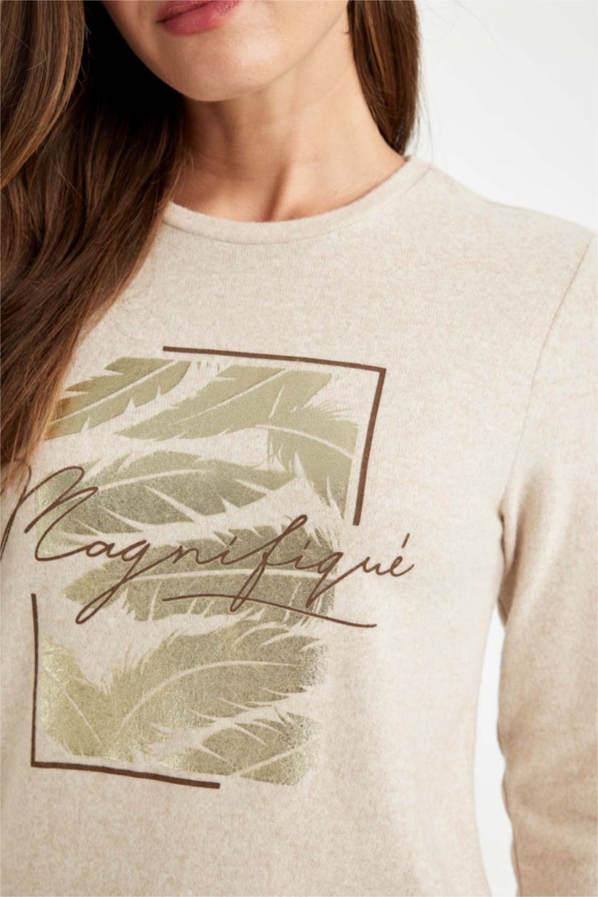 Kadın Açık Vizon Relax Fit Bisiklet Yaka Parlak Baskılı Uzun Kollu Tişört